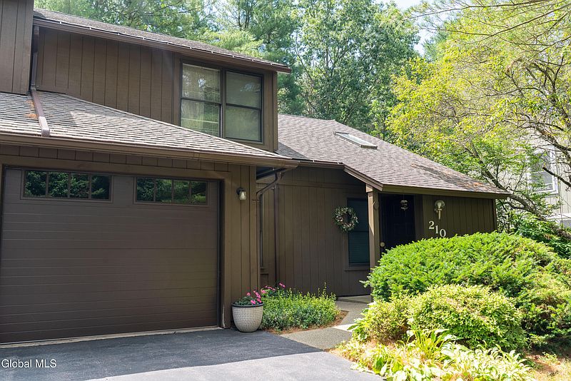 3rd image of 210 Thimbleberry Road