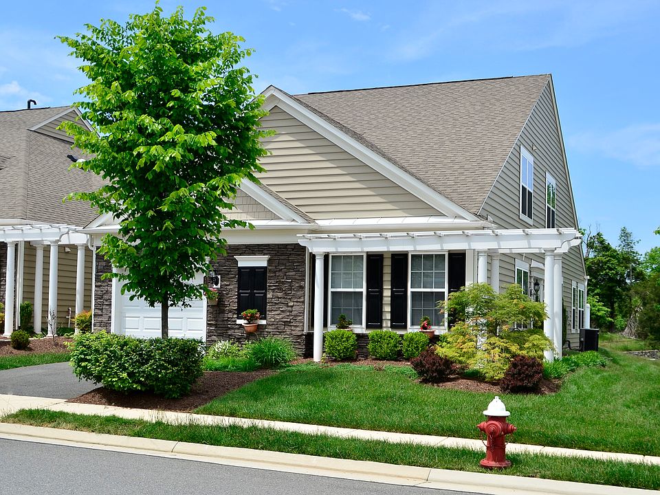 1st image of 44392 Oakmont Manor Sq