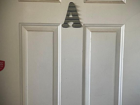 5th image of 813 Parkview Dr APT A