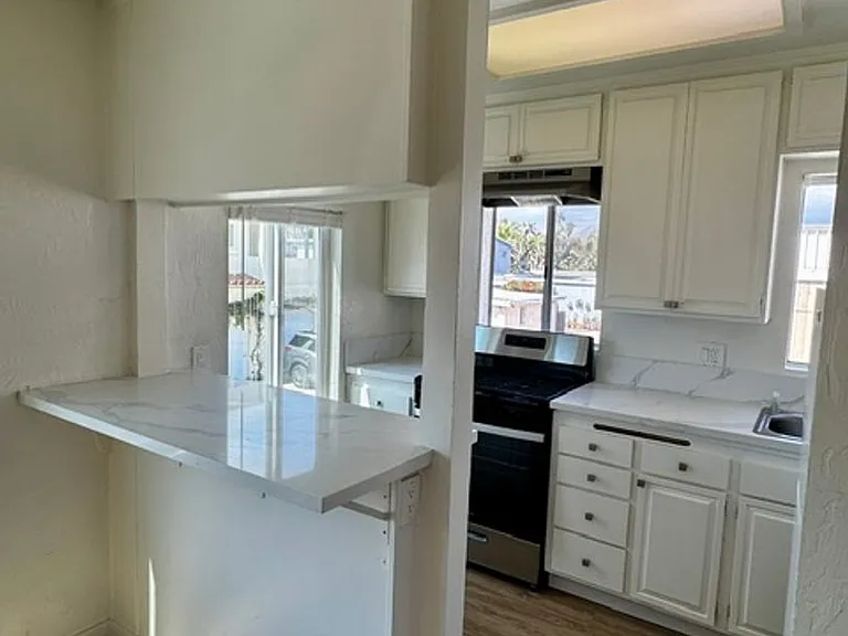 1090 Bangor Ln — Photo 4
