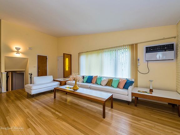 3rd image of 8 Edwards Ln
