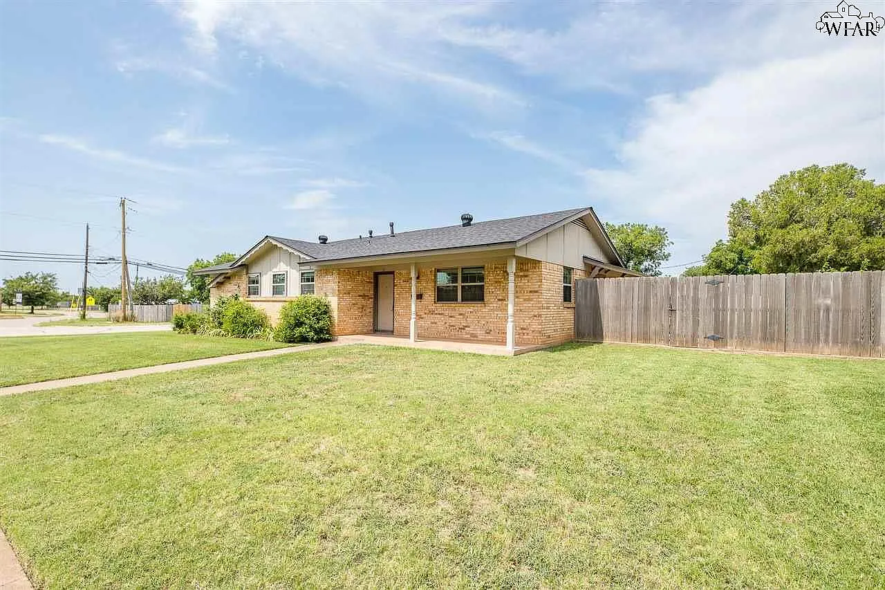 3 bed, 2.0 bath, 1435 sqft, $2,195 — Photo 3