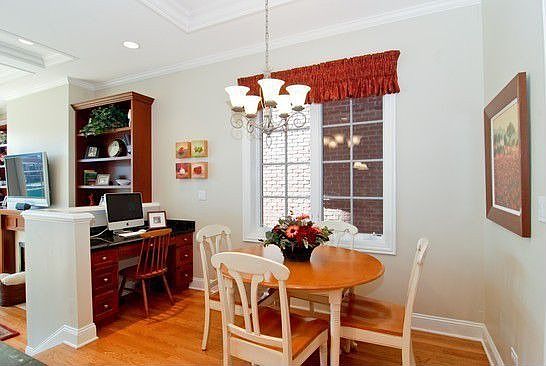 Breakfast area with desk