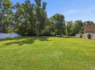 942 Iroquois Ave, Waterford, MI 48327