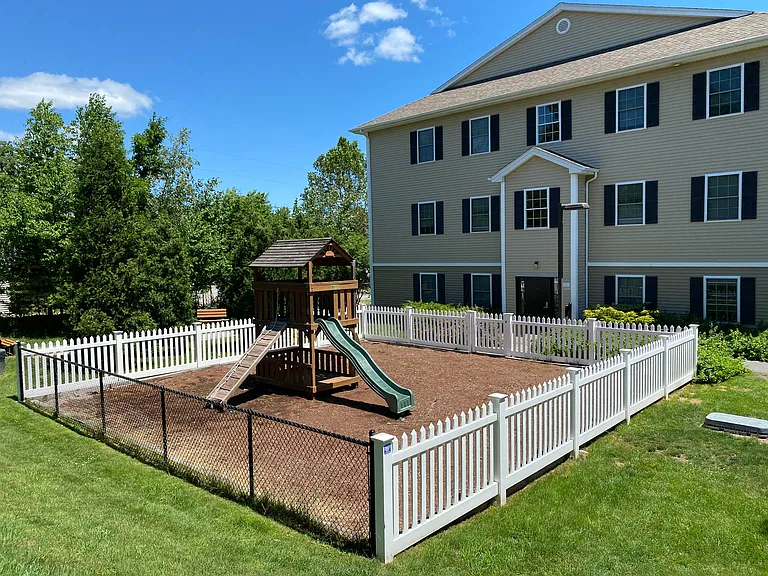 Redstone Apartments — Photo 11
