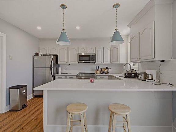 4th image of 224 Oliphant Ln #B