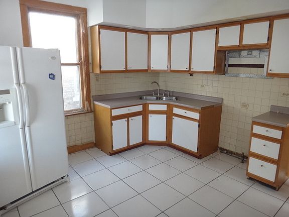 4th image of 2312 S 60th Ct