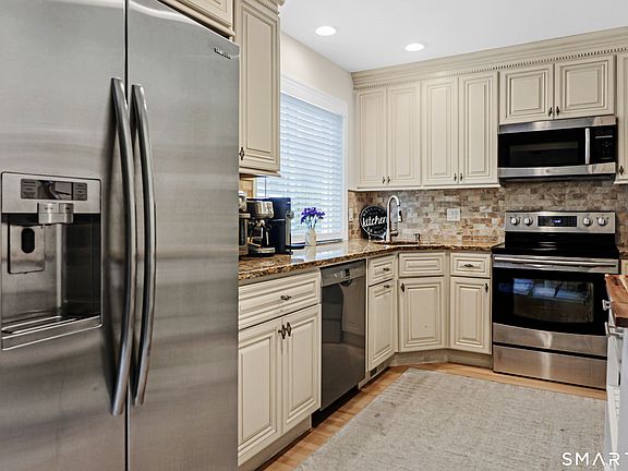 4th image of 202 Soundview Avenue #14