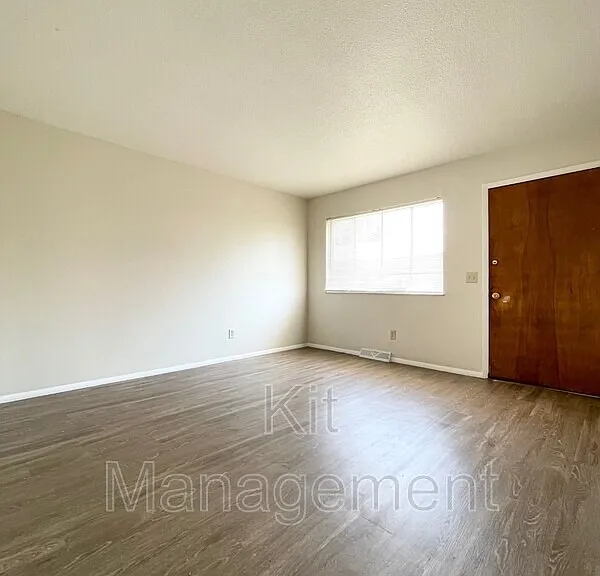 5517 Douglas Rd — Photo 2
