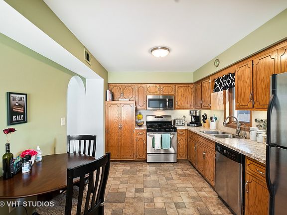 4th image of 17979 Oak Park Ave APT 3S