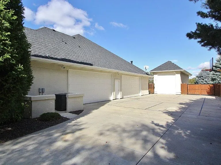 2291 N Greenview Ct — Photo 41