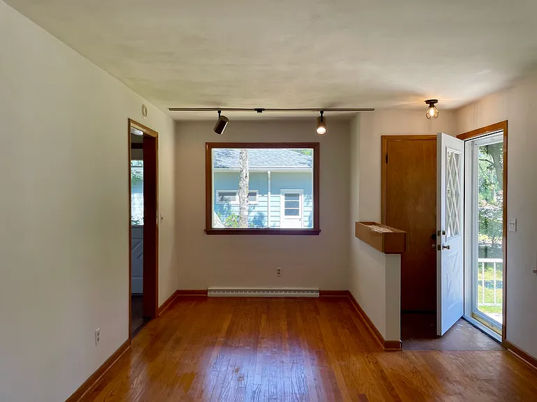 302 N Meadow Ln — Photo 5