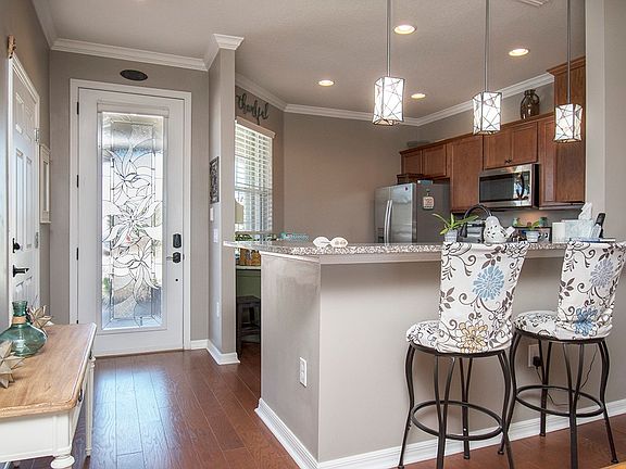 5th image of 271 Monaco Pl