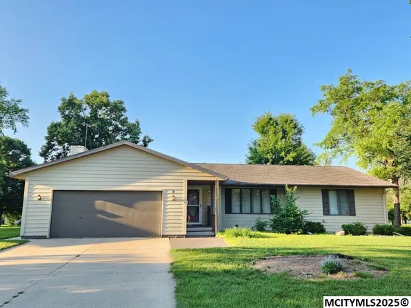 9 Asbury Pl, Mason City, IA 50401