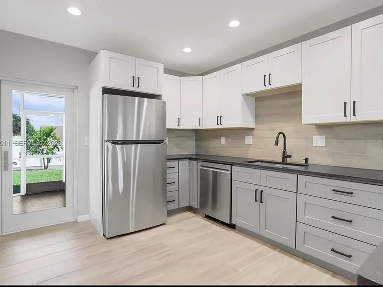 2550 N Dixie Hwy #2570 — Photo 2