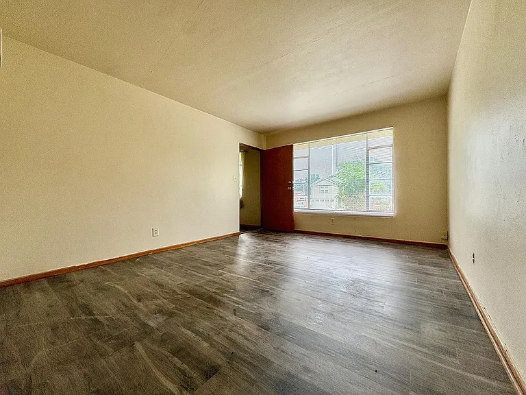 2530 Pleasant St — Photo 3