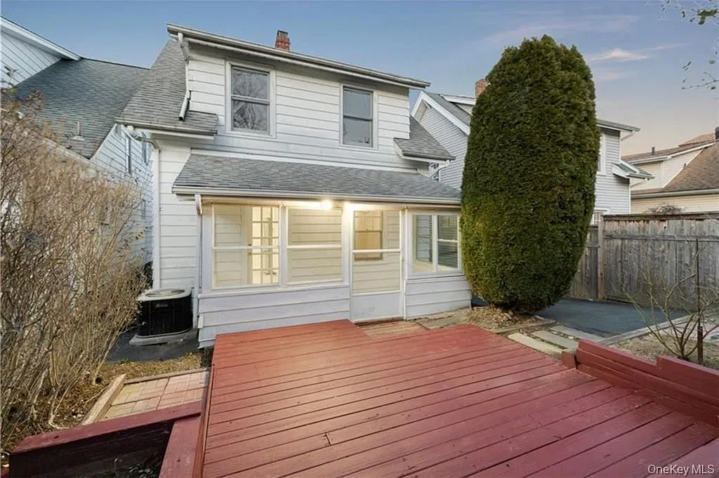 3 bed, 1040 sqft, $3,199 — Photo 1