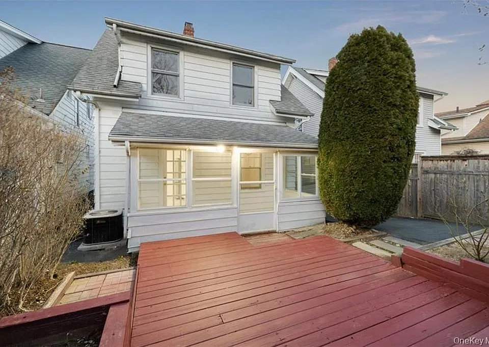 28 Conklin Ave