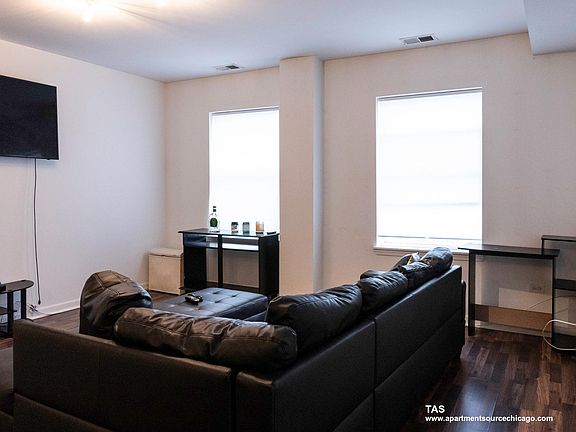 4th image of 6101 N Clark St #3B