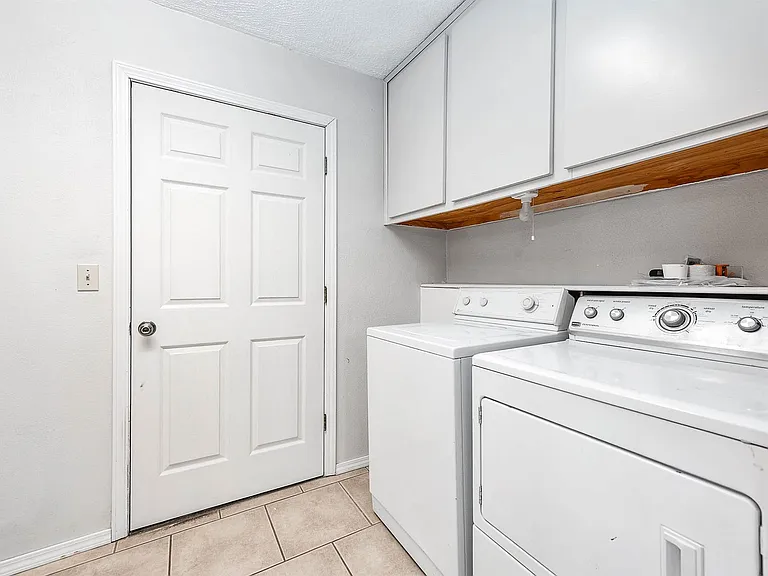 11210 Daybreak Ln — Photo 15