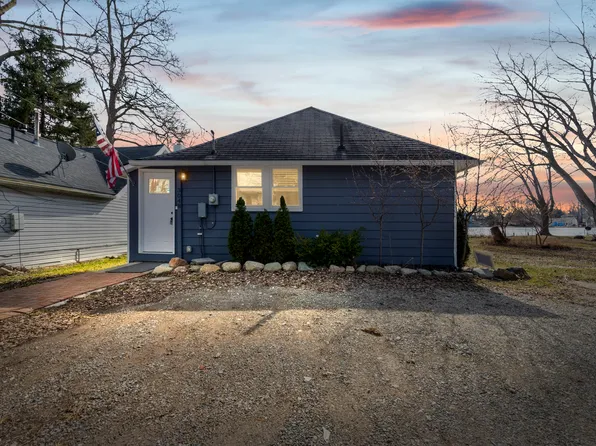 3048 Andre St, Keego Harbor, MI 48320