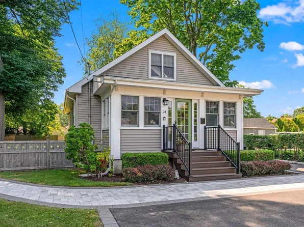 24 Old Commack Road, Kings Park, NY 11754