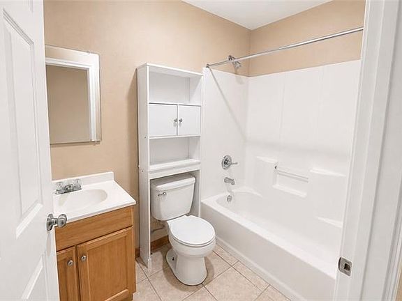 5th image of 406 S Walnut St