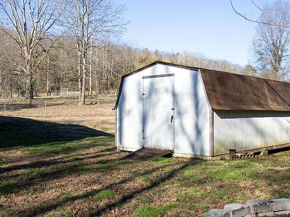 5th image of 512 Edwards Ln