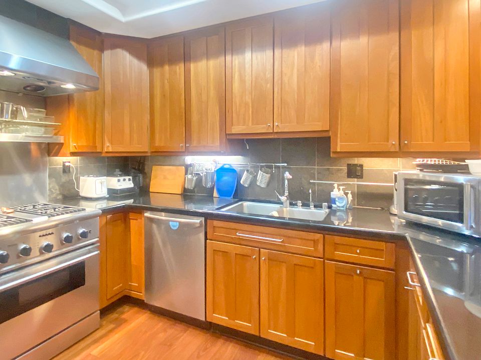 Chef's kitchen! Thermador gas stove, stainless steel appliances, all dishes/pots/pans/utensils...well-stocked.
