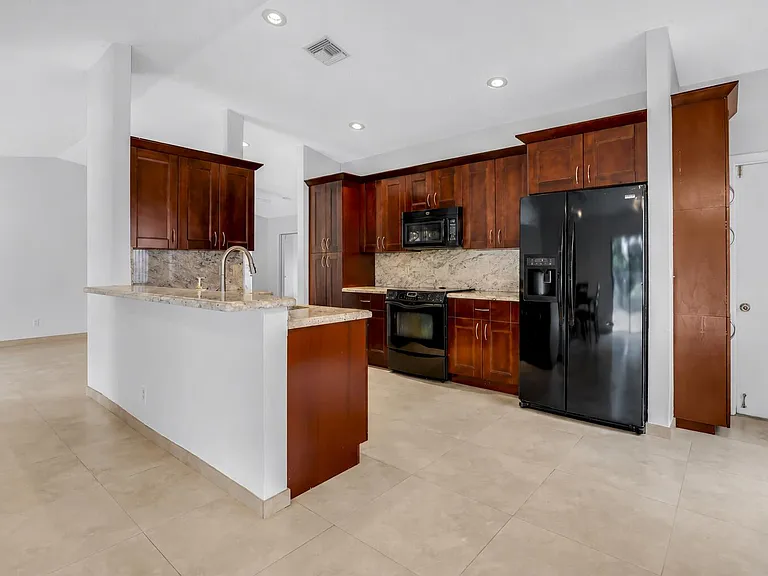 1541 SW 102nd Ter — Photo 12