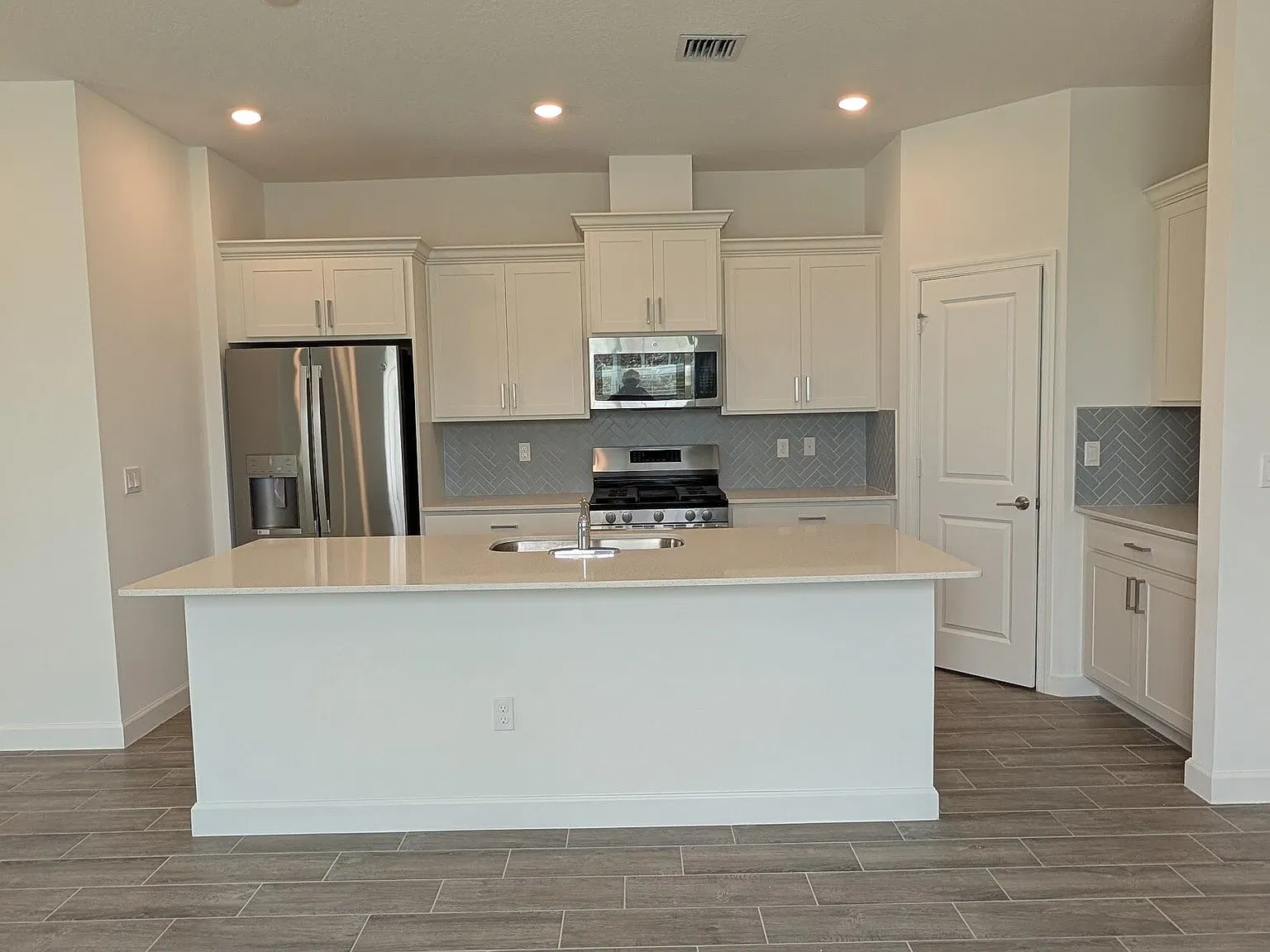 3 bed, 2.0 bath, 1749 sqft, $3,500 — Photo 3