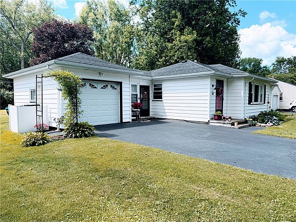 3rd image of 34 Adela Cir