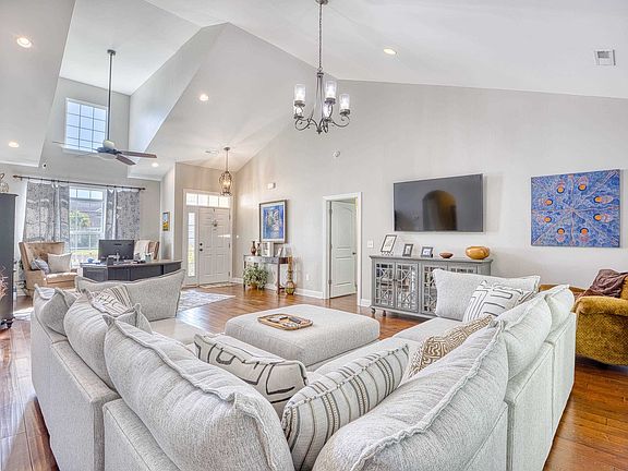 3rd image of 141 Camrose Way
