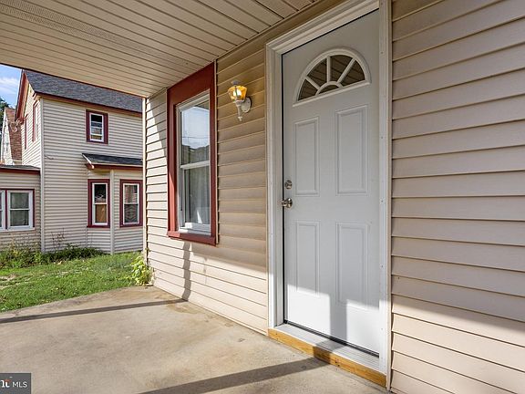 3rd image of 75 Hickory Ave