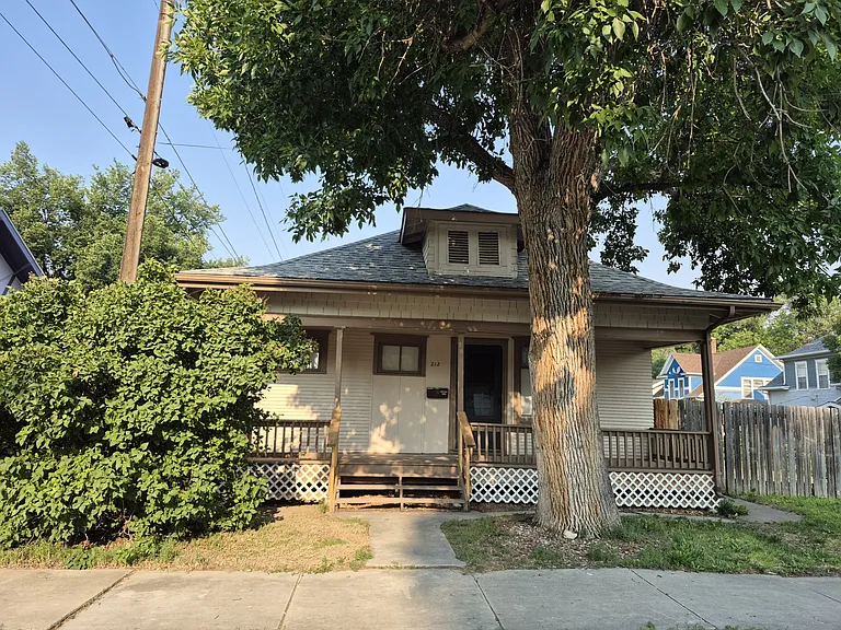 212 14th St N — Photo 1