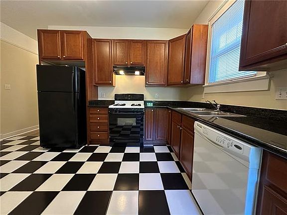 3rd image of 5560 Woodlawn Pl