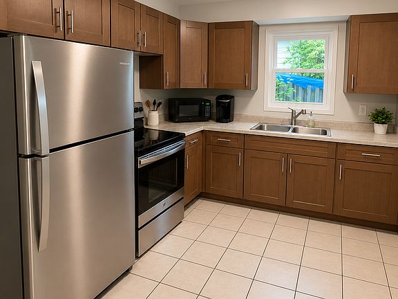 2nd image of 902 N 11th Ave E