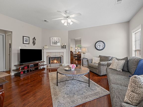 4th image of 909 Abbey Grove Ln