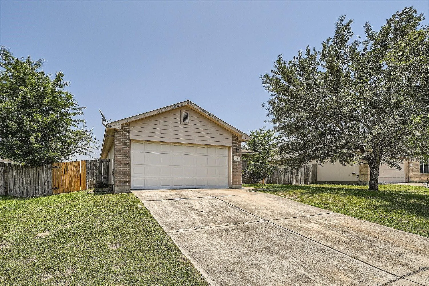 3 bed, 2.0 bath, 1306 sqft, $1,950 — Photo 3