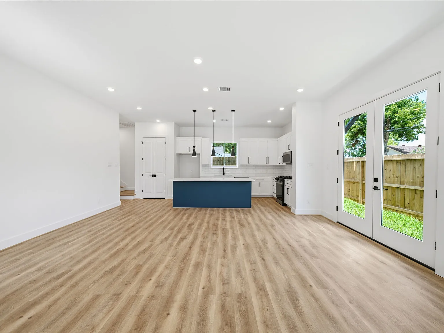 3 bed, 1980 sqft, $2,950 — Photo 3