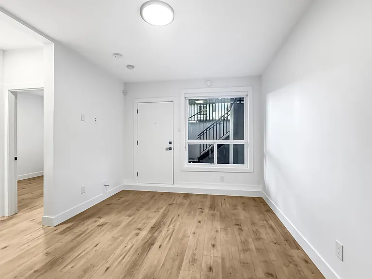 1695 167th St #BASEMENT — Photo 5