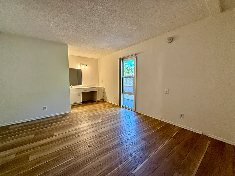 Vine Street Apartments — Photo 35