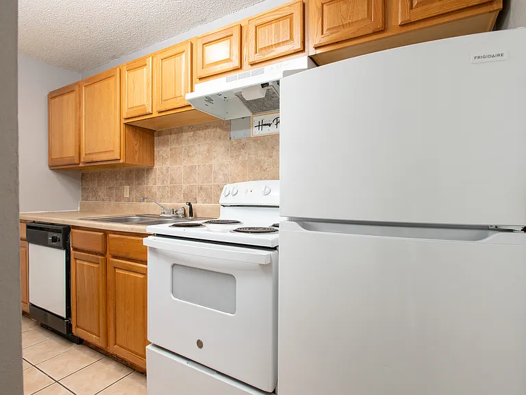 2228 S Oliver Ave — Photo 8