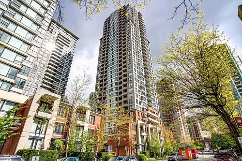909 Mainland St Photo 1