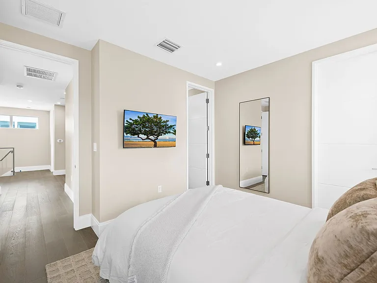 NE 26th St — Photo 42