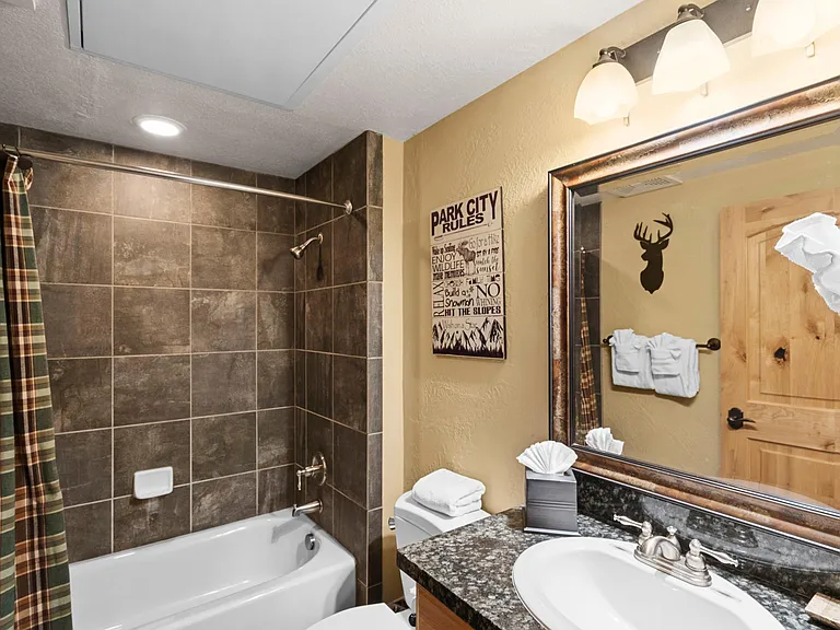 Bathroom 2 with Bathtub/Shower Combo