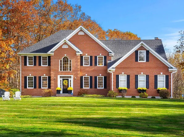 6 Chesterfield Place, Bedford, NH 03110