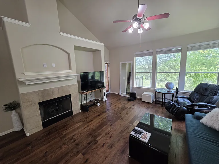 7901 Southwest Pkwy — Photo 5
