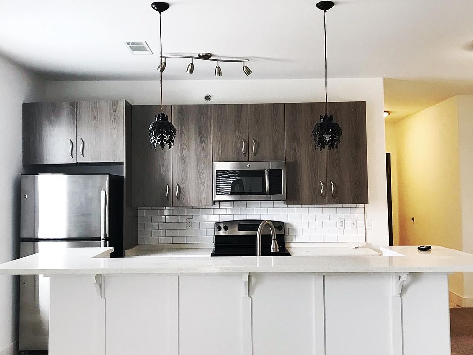 Bright open kitchen layout with plenty of seating & prep space!