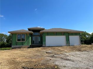 2110 SW Red Barn Ln, Raymore, MO 64083